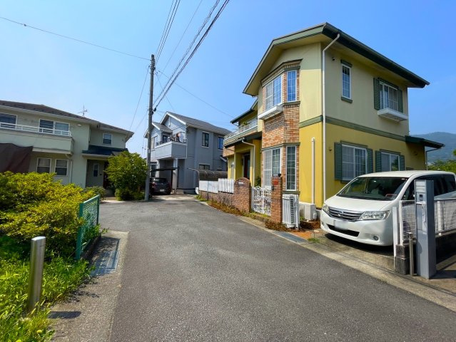 【前面道路含む現地写真】 | ◇◆開成町吉田島 中古戸建◆◇ | 閑静な住宅地が広がる静かな住環境です。