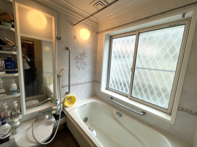 【浴室】 | ◇◆開成町吉田島 中古戸建◆◇ | 浴室には大きな窓がありより開放的な空間に。