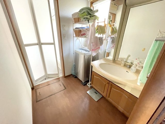 【独立洗面台】 | ◇◆開成町吉田島 中古戸建◆◇ | 洗面所にも窓があり明るい室内空間