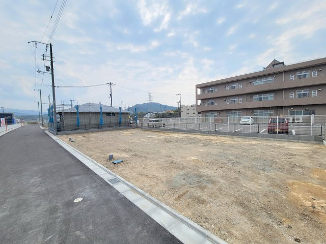 ライフフィールド三田小学校前の前面道路含む現地写真