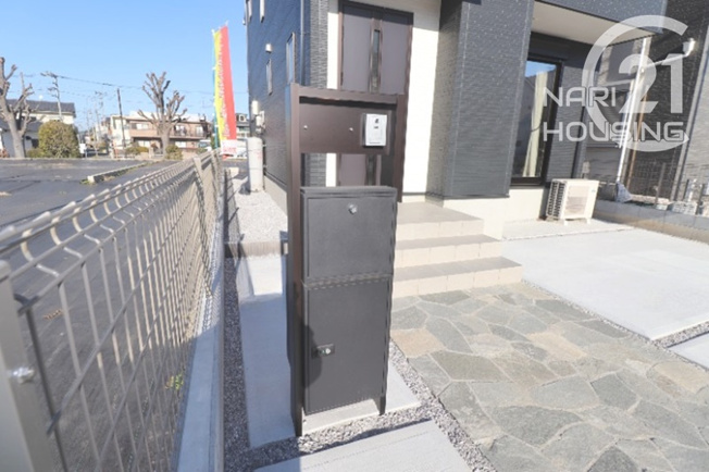 【防犯設備】 | 瑞穂町長岡1丁目　新築　全1棟 | 宅配ボックス