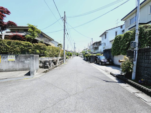 神戸市北区藤原台北町４丁目の中古一戸建の前面道路含む現地写真|■北側道路幅員約6mの公道に間口約11.5m接面