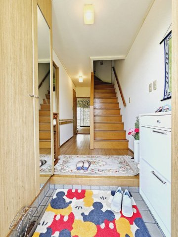 神戸市北区藤原台北町４丁目の中古一戸建の玄関|■玄関■両脇に収納棚■1階廊下と2階への階段