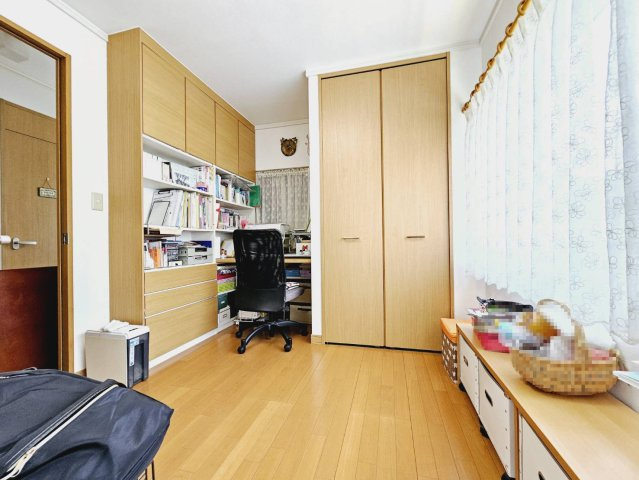 神戸市北区藤原台北町４丁目の中古一戸建の居間・リビング|【リフォーム履歴有】◆2010年8月：2階の引き違い窓を複層ガラスへ交換。クロス・フローリング貼替。