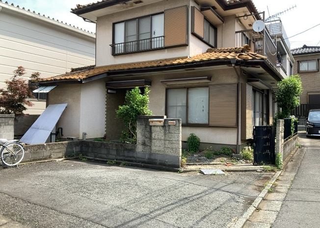 【外観】 | 現地に行くなら、物件の周囲の地形がどうなっているかを見ることも大切です。周辺より低くなっている土地では、大雨などで水が集まりやすいため、地盤が弱くなっているということも考えられるため、注意が必要です。