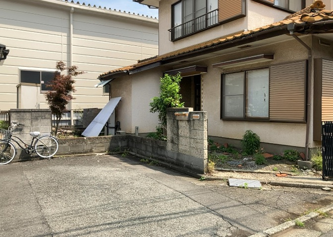 【外観】 | 物件の詳細については、現地を見てわかること以外に、役所や法務局などで調べないとわからないことがあります。そのため、現地に行く場合は、もしこの物件を買ったらどのような生活ができるかをイメージしましょう。