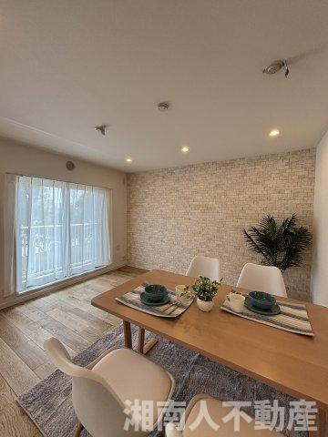 茅ヶ崎海岸松が丘ハイツJ棟２０６の居間・リビング