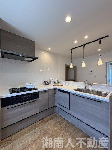 茅ヶ崎海岸松が丘ハイツJ棟２０６のキッチン|きれいなキッチンです