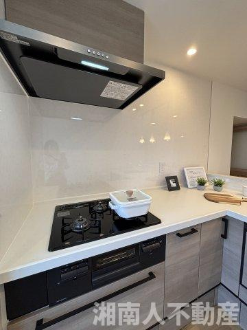 茅ヶ崎海岸松が丘ハイツJ棟２０６のキッチン|キッチンでお料理をお楽しみください