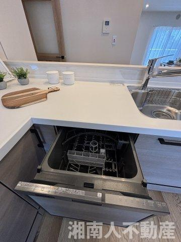 茅ヶ崎海岸松が丘ハイツJ棟２０６のキッチン|便利な食器洗乾燥機です