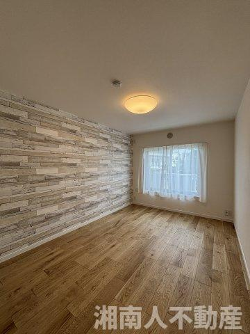 茅ヶ崎海岸松が丘ハイツJ棟２０６の洋室|明るい洋室です