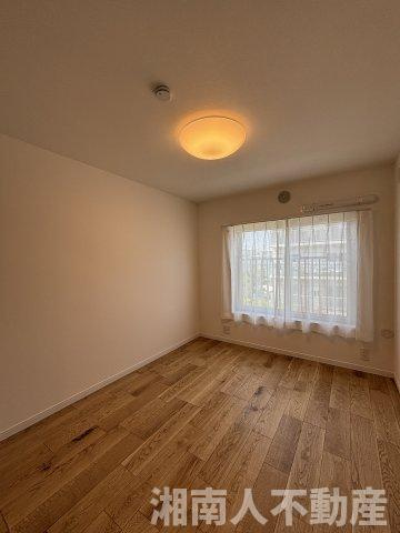 茅ヶ崎海岸松が丘ハイツJ棟２０６の洋室|落ち着いた色調の洋室です