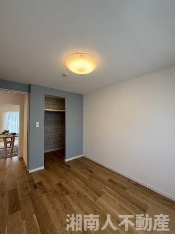 茅ヶ崎海岸松が丘ハイツJ棟２０６の洋室|落ち着いた色調の洋室です