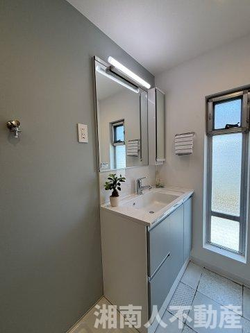 茅ヶ崎海岸松が丘ハイツJ棟２０６の独立洗面台|独立洗面化粧台が付いています