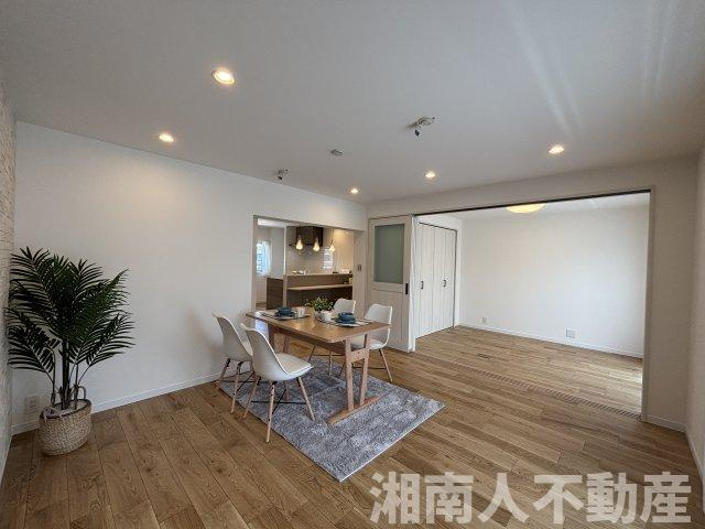 茅ヶ崎海岸松が丘ハイツJ棟２０６の居間・リビング