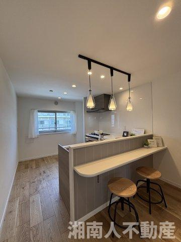 茅ヶ崎海岸松が丘ハイツJ棟２０６のキッチン|コンパクトなキッチンで掃除もラクラク