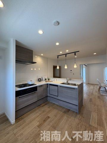 茅ヶ崎海岸松が丘ハイツJ棟２０６のキッチン|キッチンでお料理をお楽しみください