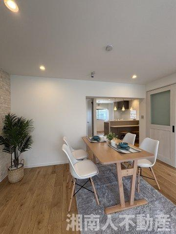 茅ヶ崎海岸松が丘ハイツJ棟２０６の居間・リビング|こちらのリビングで趣味の時間をお楽しみください