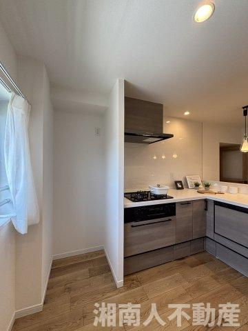 茅ヶ崎海岸松が丘ハイツJ棟２０６のキッチン|キッチンでお料理をお楽しみください