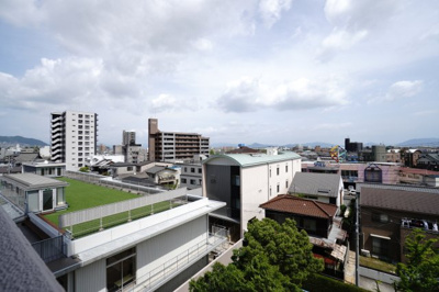 【展望】 | 【ハイブランドリノベ】ファミール廿日市ウエステージ | 【四季を感じる】
四季の移ろい・爽やかな青空や風を感じられ
自然を愉しめるパノラマビュー。
毎日の暮らしに余裕を感じさせてくれる、
遮る物の無い開放的な眺望を是非、ご堪能ください。