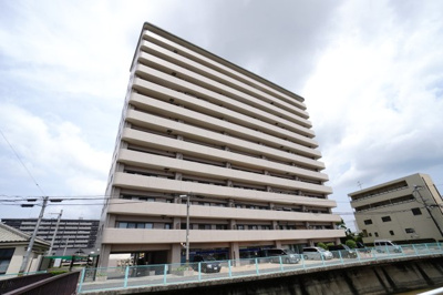 【外観】 | 【ハイブランドリノベ】ファミール廿日市ウエステージ | 【耐震性】
耐震性の高さを判断するポイントは、
建築確認申請日が1981年6月1日以降の
新耐震基準に適合しているかどうか。
震度６程度の大地震でも
建物が崩壊しないレベルが基準になりました。