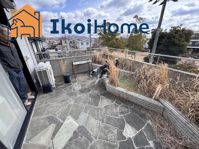 神戸市西区美穂が丘5丁目　中古戸建のエントランス|●年中無休：当日予約可●バルコニーが広いので洗濯物をたくさん干すこともできます
