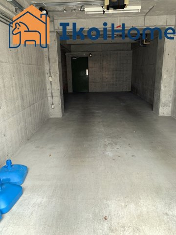 神戸市西区美穂が丘5丁目　中古戸建の駐車場|●年中無休：見学時間9:00～20:00・当日予約可●車庫になります。雨や雪の日も安心です。