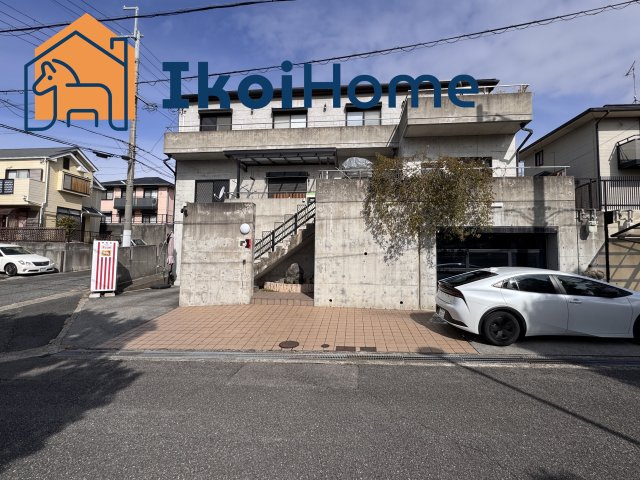 神戸市西区美穂が丘5丁目　中古戸建の外観|3階建て南向きで陽当り良好！太陽光発電システム！床暖房！IHクッキングヒーター他充実の設備です。