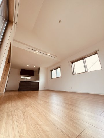 “堅実な湘南ライフ”にちょうどいい戸建の居間・リビング