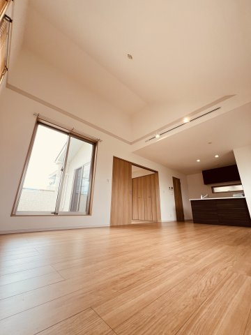 “堅実な湘南ライフ”にちょうどいい戸建の居間・リビング