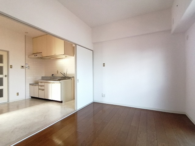 神戸市兵庫区上沢通７丁目の賃貸マンションの内装|洋室