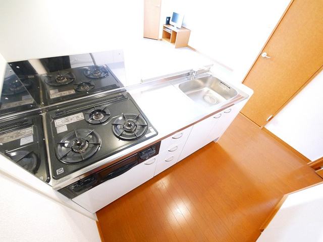 レオパレスケルンのキッチン|コンパクトなキッチンで掃除もラクラク