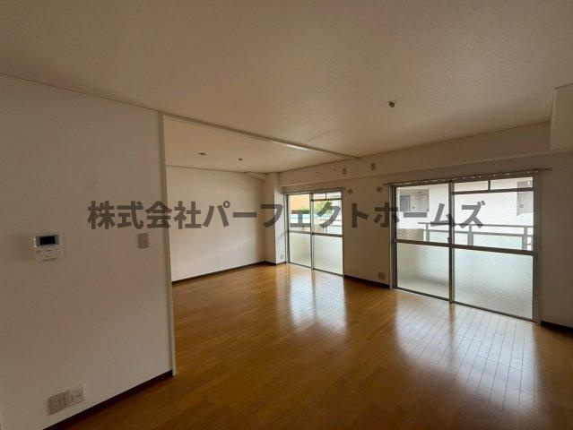 Belong枚方東1番館の居間・リビング|こちらの居間で趣味の時間をお楽しみください