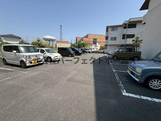 Belong枚方東1番館の駐車場|駐車場があるので、車を買う予定の方も安心です