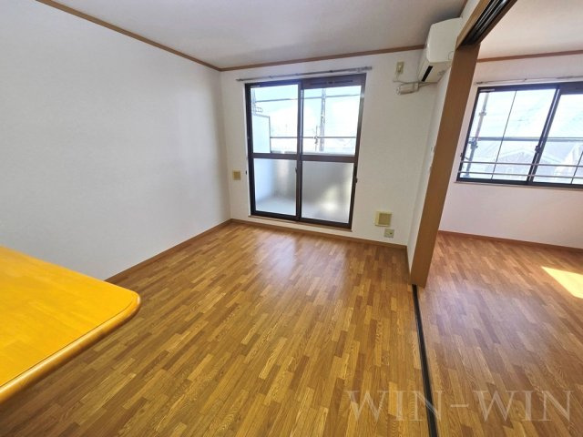 キャッスル本郷の居間・リビング