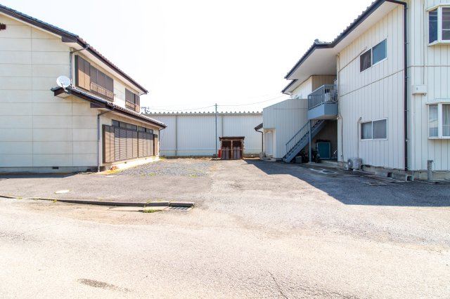 太田市台之郷町の一棟アパートの駐車場