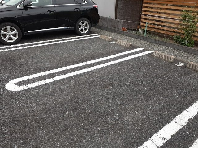 メゾン・ウエストの駐車場