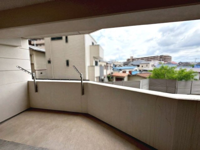 【バルコニー】 | 上野芝レジデンス　ディライトコート | 【バルコニー】開放感のある２面引回しバルコニーです♪南面と東面バルコニーですので、洗濯物が良く乾きますね！