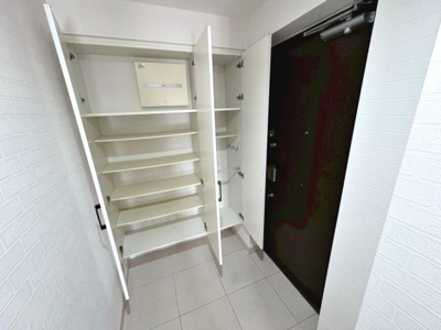 【玄関】 | 上野芝レジデンス　ディライトコート | ゆとりのある玄関ですよ！シューズボックス付！散らかりがちな玄関も片付きますね♪