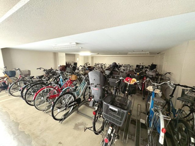 【駐輪場】 | 上野芝レジデンス　ディライトコート | ミニストップまで徒歩７分！ココカラファインまで徒歩１６分！コーナンまで徒歩１７分！お買い物にも便利な立地ですね！