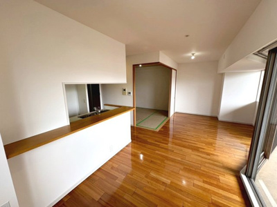 【居間・リビング】 | 上野芝レジデンス　ディライトコート | 【ＬＤＫ約１６帖】２面採光の明るいリビングです！心地いい日差しがさしこみます！居心地良く、ご家族皆がゆったり寛げる憩いの空間となりそうです♪