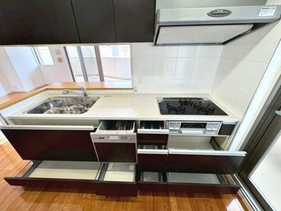 【キッチン】 | 上野芝レジデンス　ディライトコート | 【システムキッチンですよ】食器洗浄乾燥機付ですので、忙しいママをサポートしてくれます♪食品庫もあるので、ストックなどの置き場所にも困りませんね！