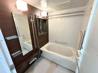 【浴室】 | 上野芝レジデンス　ディライトコート | 【浴室に窓があります】ゆったりとくつろげる綺麗な浴室ですよ！時間短縮でシャワーだけの方も多いですが、一日の疲れを癒すため湯船に浸かれば心身ともにリラックスできますね♪