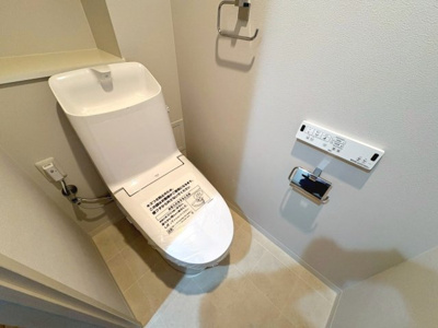 【トイレ】 | 上野芝レジデンス　ディライトコート | 【温水洗浄便座付トイレ新調】寒い日は特に助かる温水洗浄便座付きトイレです！棚がございますので、トイレットペーパーなどの置き場所に困らないですね♪