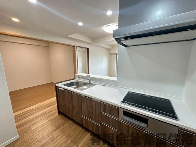 【キッチン】 | グランフォレスト黒田町 | IHシステムキッチンなのでお掃除もしやすいです