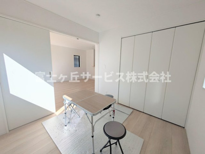 【洋室】 | 浜松市中央区河輪町 新築一戸建て 1号棟 | リビング横の洋室です