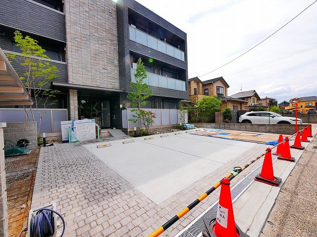 シャーメゾン　新大宮の駐車場|車をお持ちの方に嬉しい駐車場付きの物件です