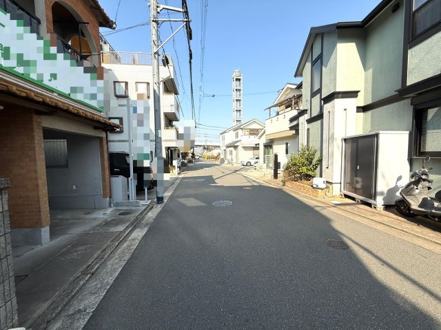 土師町中古戸建の前面道路含む現地写真