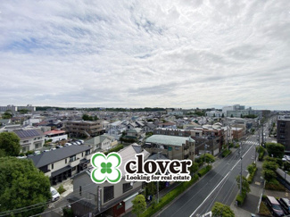 【展望】 | 眼前に広がる空の雄大さと、このお部屋の自慢の一つである「眺望」をご覧ください。毎日、この景色を独り占めできる新生活に夢が広がります。～即日のご見学可能～　お問合せはお気軽にどうぞ。