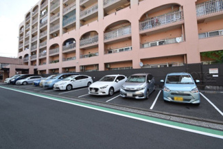 【駐車場】 | マンションの駐車場スペース。空きの有無や駐車料金、サイズ規定などについては、改めてお問い合わせください。～即日のご見学可能～　お問合せはお気軽にどうぞ。
